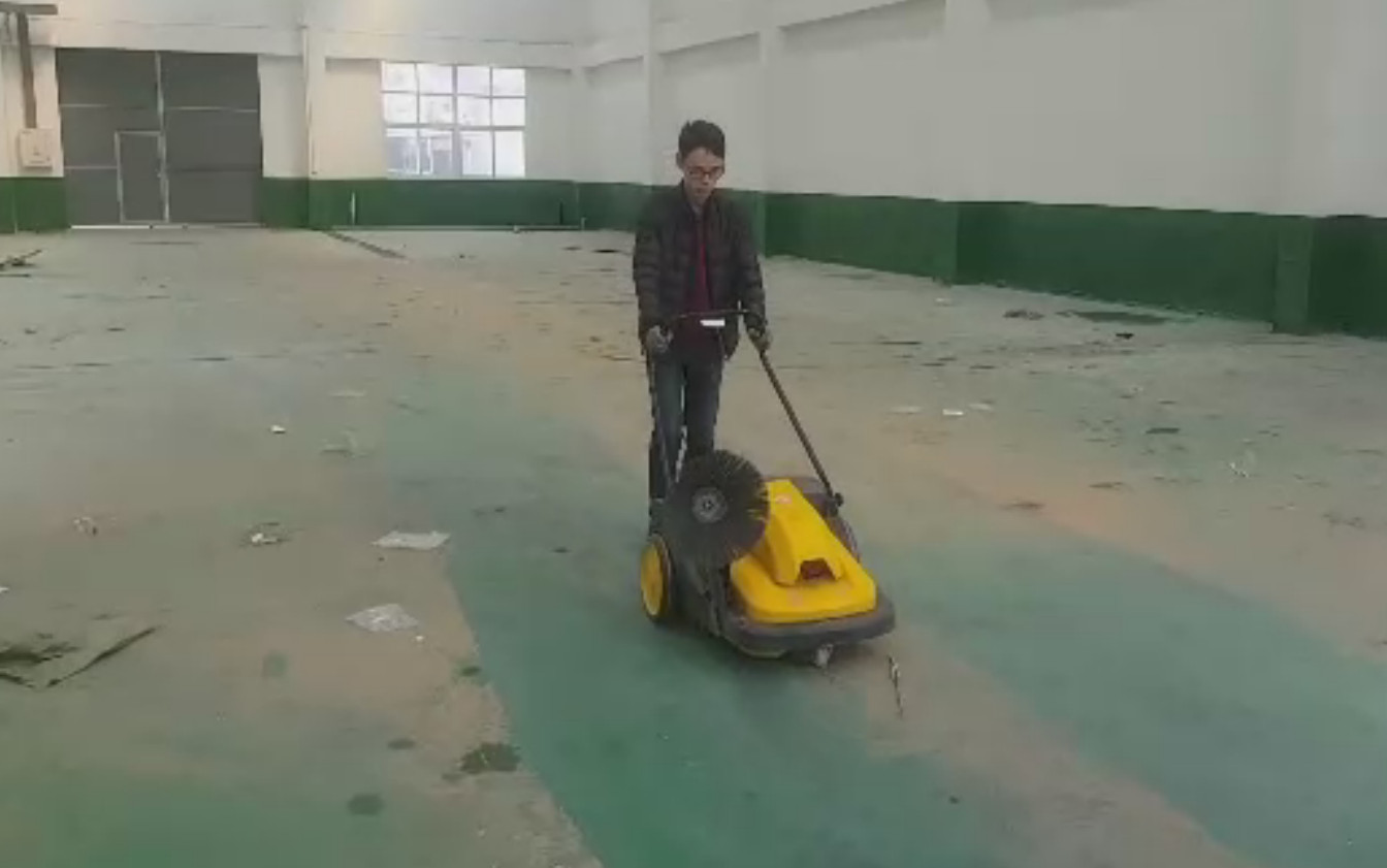 手推式清掃車在新建工廠車間環(huán)氧地坪漆地面使